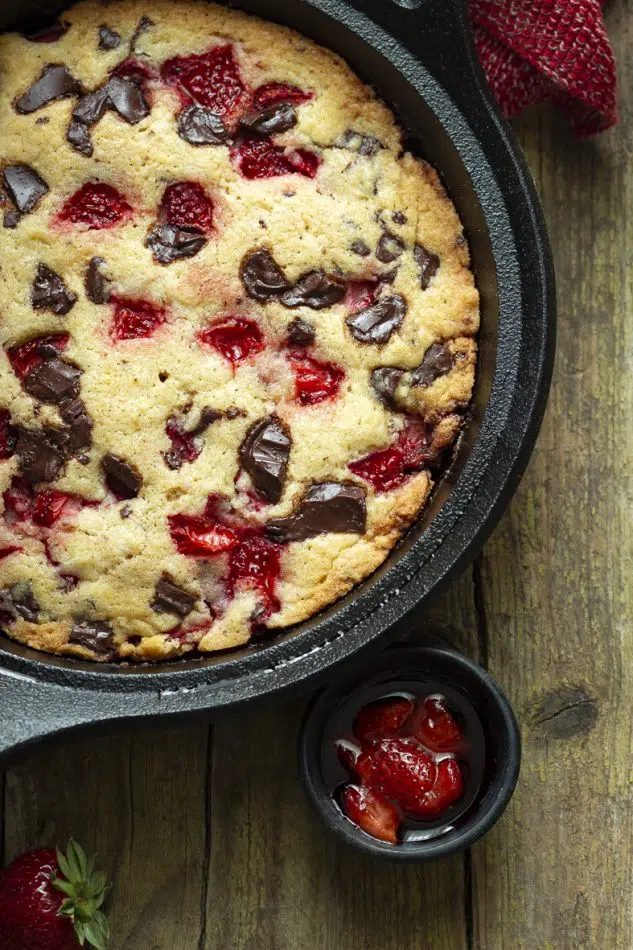 tortra con fragole e cioccolato dettaglio