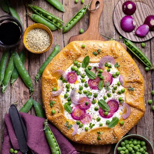 Galette con piselli, menta, cipolle rosse e fiocchi di latte