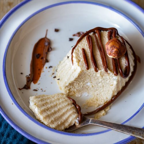 Semifreddo monoporzione al caffè con crema di nocciole