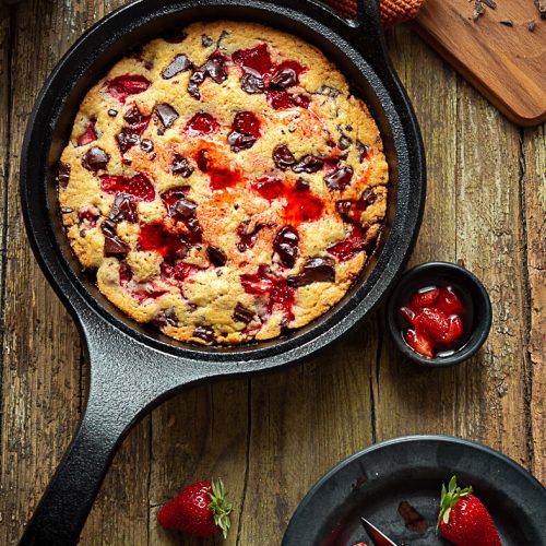 torta con fragole e cioccolato in padella