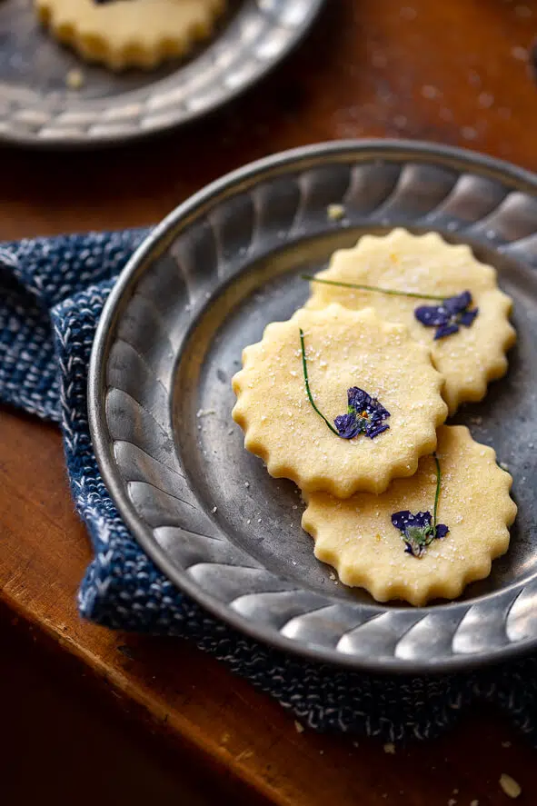 Biscotti con fiori eduli e violette, particoalre ravvicinato