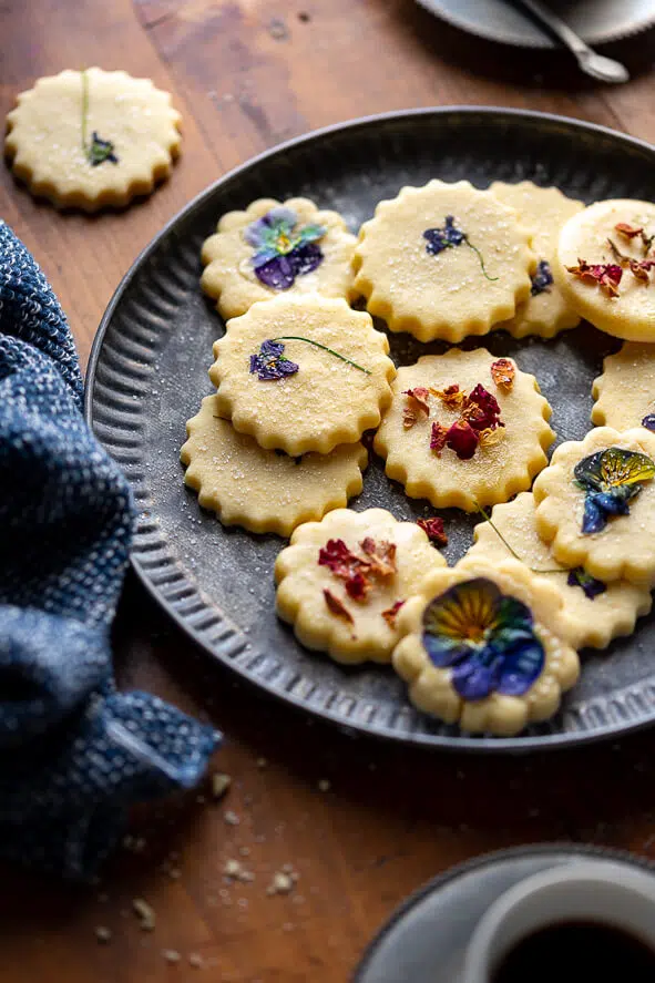 piccolo piatto con biscotti con fiori