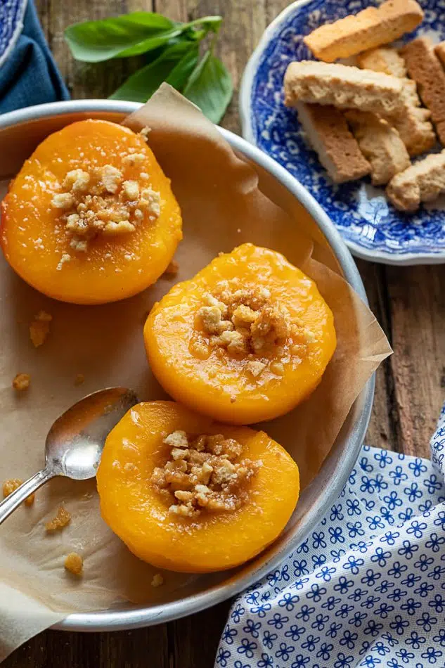 Pesche percoche o cotogne ripiene di biscotti, senza meringa