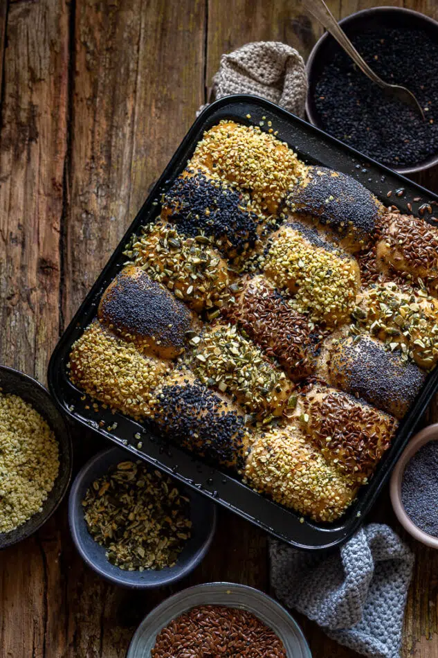 pull apart bread con erbe aromatiche e semi