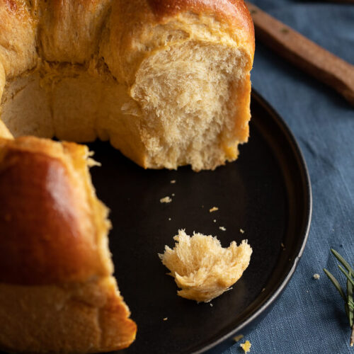 brioche all'olio extravergine con miele e rosmarino