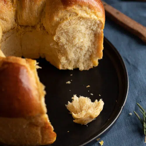 brioche all'olio extravergine con miele e rosmarino