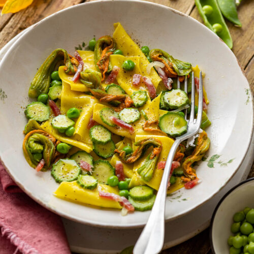 Maltagliati allo zafferano con fiori di zucca e salame felino