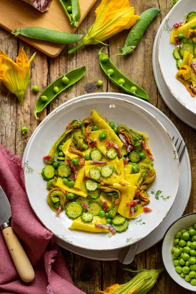 Maltagliati allo zafferano con fiori di zucca e salame felino
