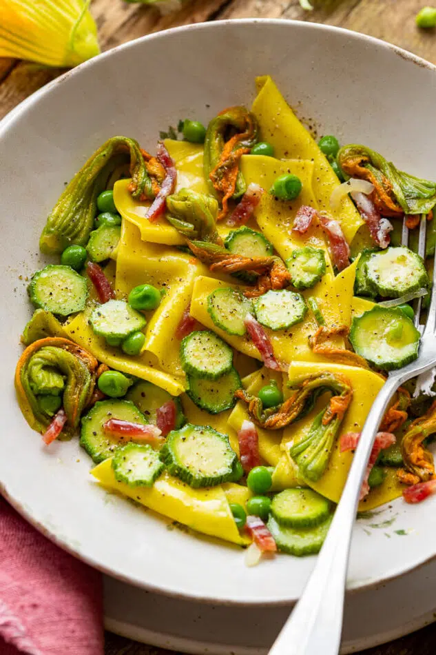 Maltagliati allo zafferano con fiori di zucca e salame felino