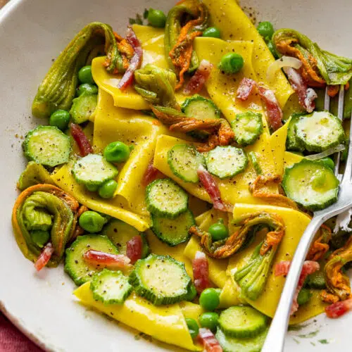 Maltagliati allo zafferano con fiori di zucca e salame
