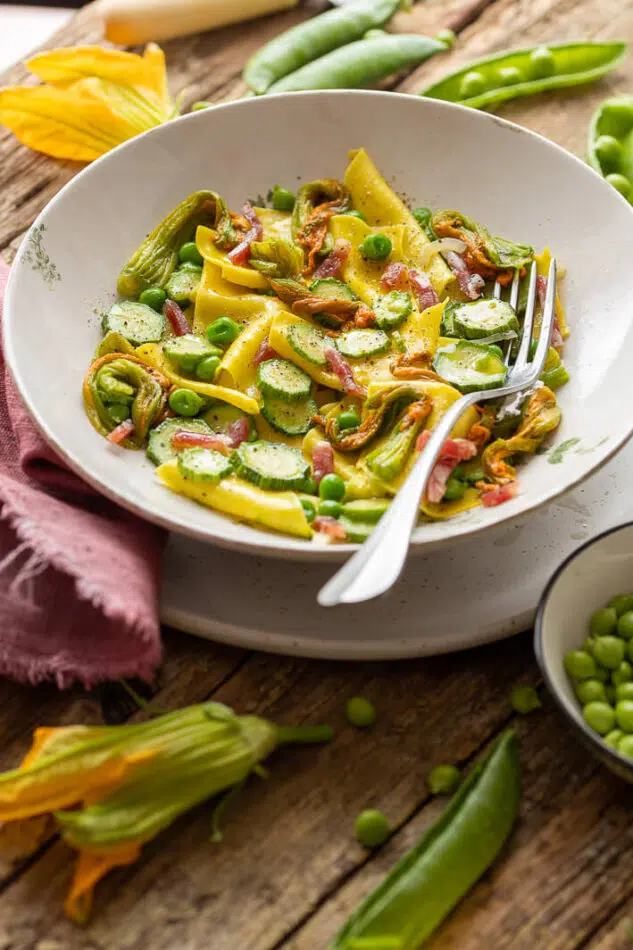Maltagliati allo zafferano con fiori di zucca e salame felino