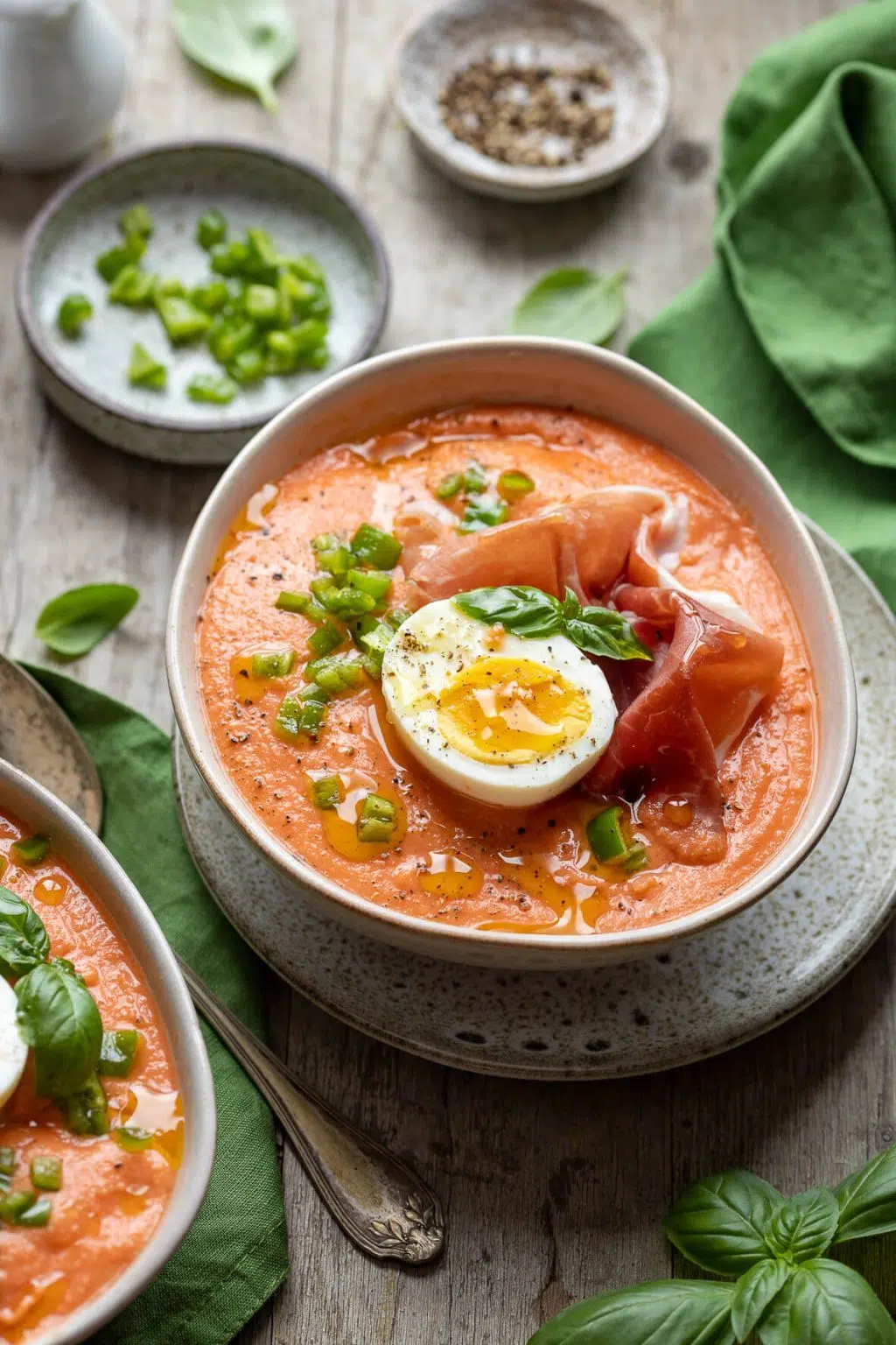 salmorejo con uova e proscciutto toscano
