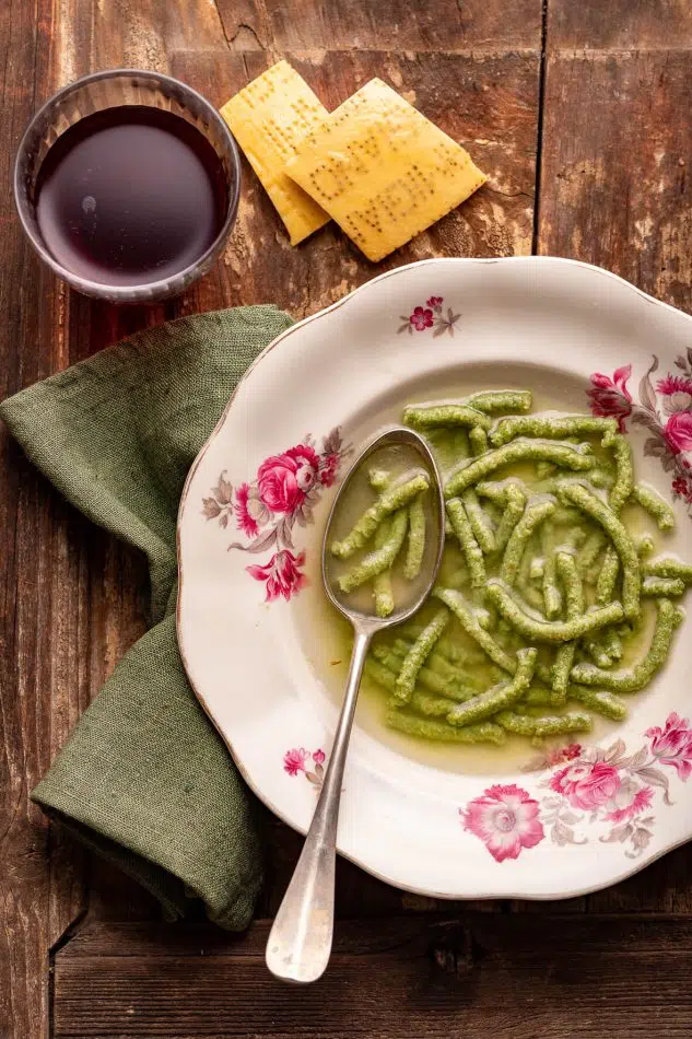 passatelli verdi agli spinaci in brodo di croste di parmigiano